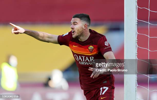 Jordan Veretout of Roma celebrates after scoring their team's first goal during the Serie A match between AS Roma and Udinese Calcio at Stadio...
