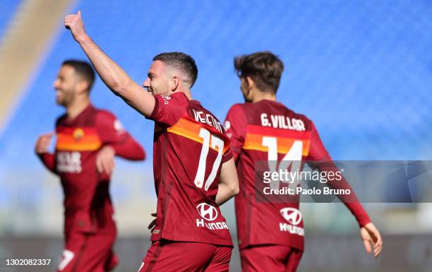Jordan Veretout of Roma celebrates after scoring their team's first goal during the Serie A match between AS Roma and Udinese Calcio at Stadio...