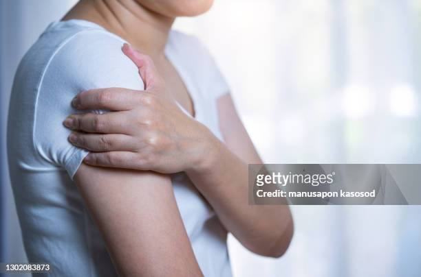 shoulder pain. - arm pain ストックフォトと画像