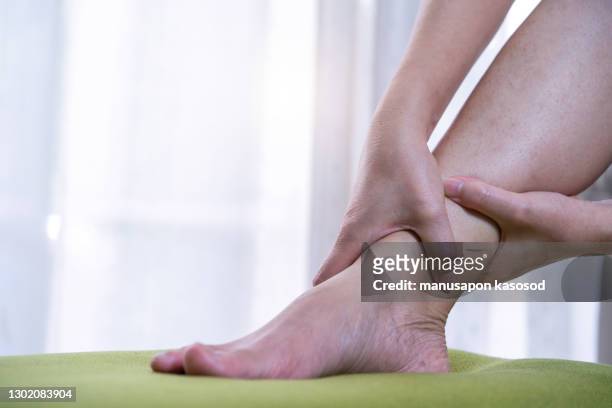 foot and ankle pain - ontsteking medische aandoening stockfoto's en -beelden