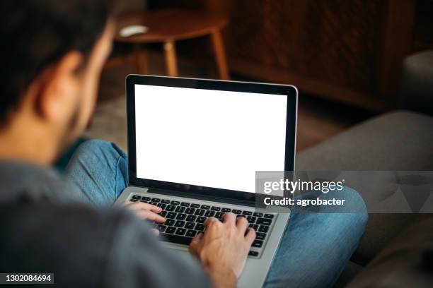 hombre usando pantalla en blanco portátil en casa - model fotografías e imágenes de stock