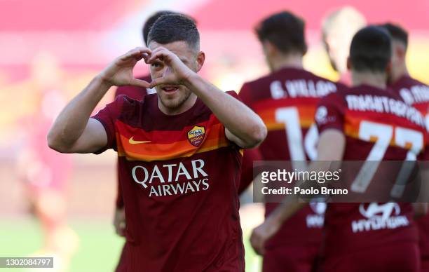 Jordan Veretout of Roma celebrates after scoring their team's second goal during the Serie A match between AS Roma and Udinese Calcio at Stadio...