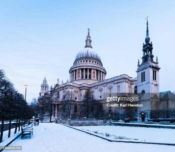 a sunrise view of london's st.paul's cathedral in the snow - stock photo - cathédrale saint paul londres photos et images de collection