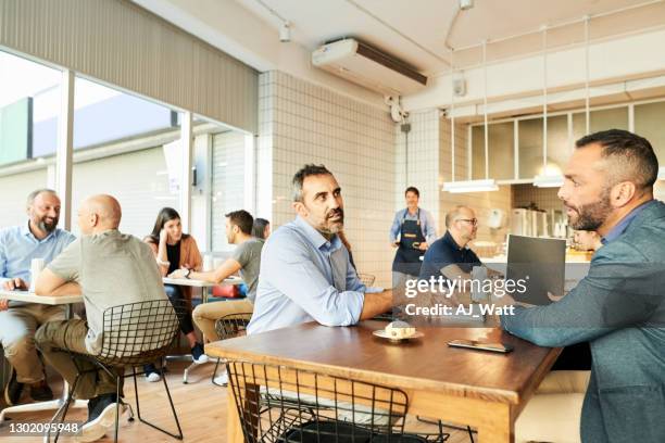 hacer negocios lejos de la oficina - busy cafe fotografías e imágenes de stock