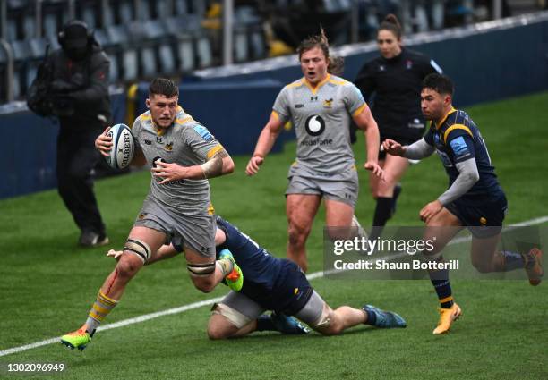 Tom Willis Wasps breaks through to score the second try during the Gallagher Premiership Rugby match between Worcester Warriors and Wasps at Sixways...