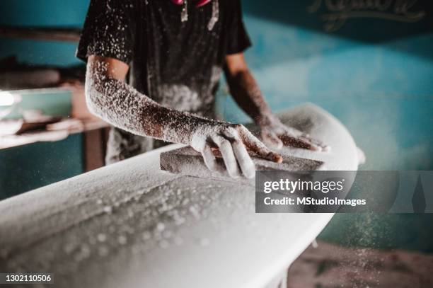 sluit omhoog aan de surfplank in het maken - silver surfer stockfoto's en -beelden