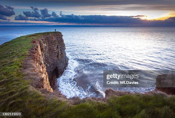 figura distante no litoral galês - cardiff wales - fotografias e filmes do acervo