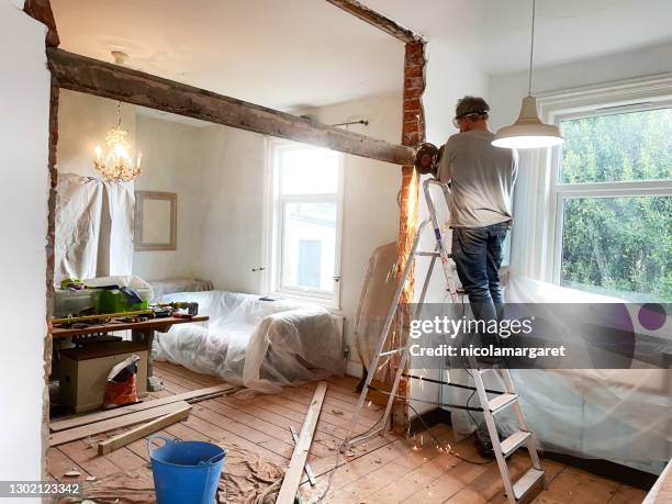 homem removendo um feixe de metal - renovation - fotografias e filmes do acervo