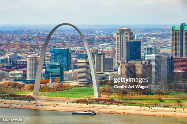 st. louis skyline - views of the gateway arch stock-fotos und bilder