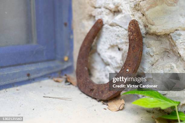 rusty horseshoe - horseshoe luck stock pictures, royalty-free photos & images