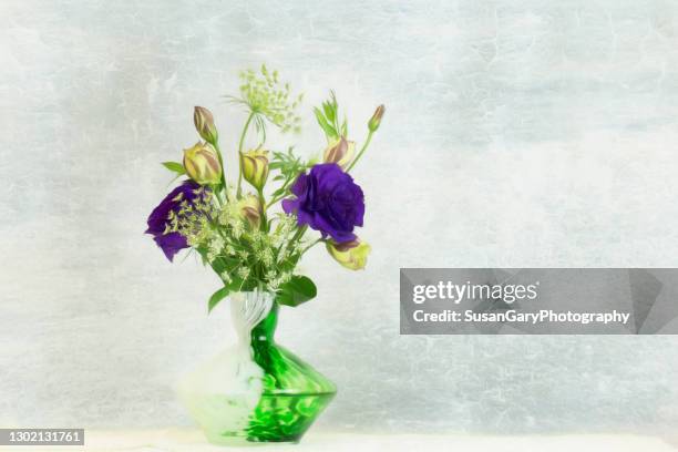 painterly lisianthus and queen anne’s lace in vase - lisianthus flowers in glass vases stock-fotos und bilder