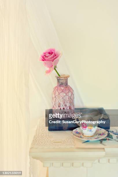 pink rose in vintage pink glass vase - rosa mantel stock pictures, royalty-free photos & images