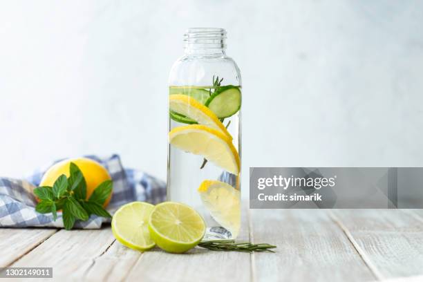 desintoxicación - agua infusionada fotografías e imágenes de stock