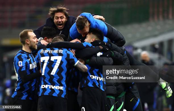 Lautaro Martinez of FC Internazionale celebrates with team mates and Antonio Conte, Head Coach of FC Internazionale after scoring their side's third...