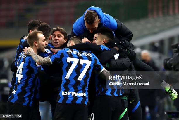 Lautaro Martinez of FC Internazionale celebrates with team mates and Antonio Conte, Head Coach of FC Internazionale after scoring their side's third...