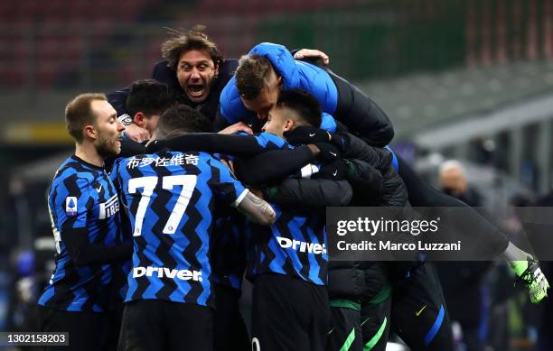 Lautaro Martinez of FC Internazionale celebrates with team mates and Antonio Conte, Head Coach of FC Internazionale after scoring their side's third...