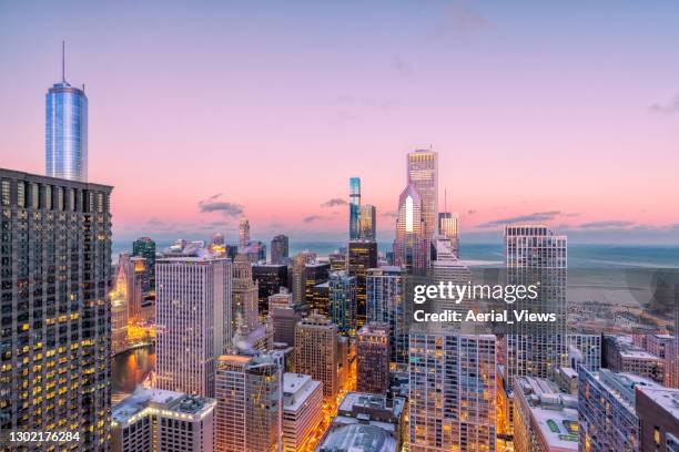 chicago cityscape bei sonnenuntergang - chicago stock-fotos und bilder