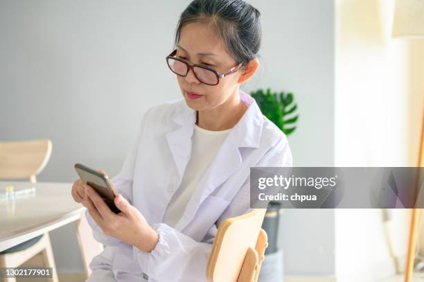 healthcare professional uses smartphone phone during break time - time blocking stock pictures, royalty-free photos & images