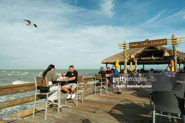 touristen beim essen am cocoa beach pier - cocoa beach stock-fotos und bilder