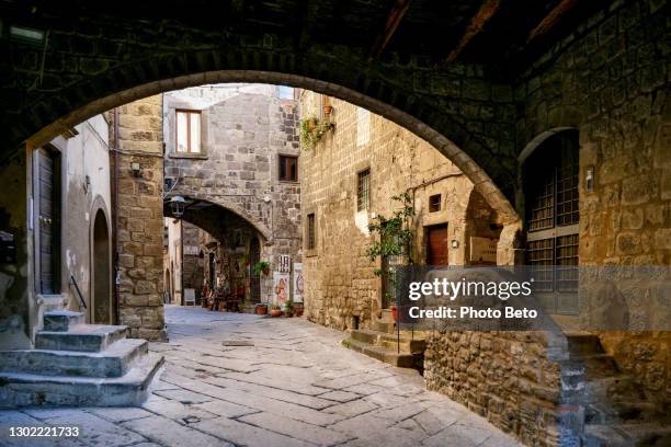 un antico vicolo nel quartiere medievale di san pellegrino nel centro di viterbo - viterbo foto e immagini stock