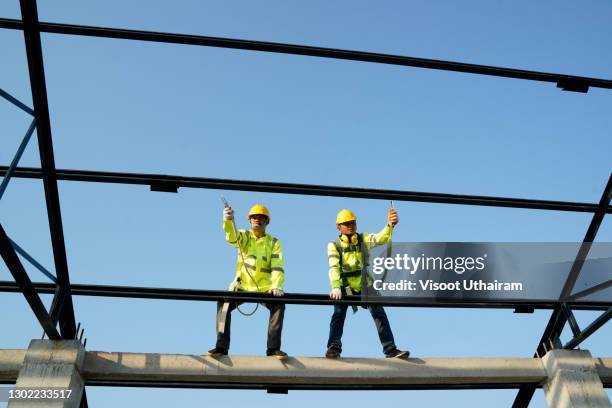 construction worker installation steel roof. - dakdekker stockfoto's en -beelden