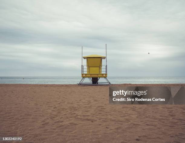 rear view of yellow lifeguard hut - cabina del guardaspiaggia foto e immagini stock