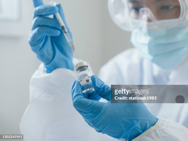 醫生為covid-19疫苗灌裝注射器。 - acupuncture needle 個照片及圖片檔