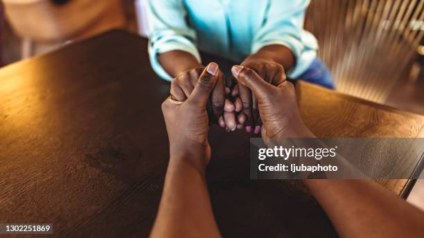 zet liefde op de eerste plaats - praying stockfoto's en -beelden