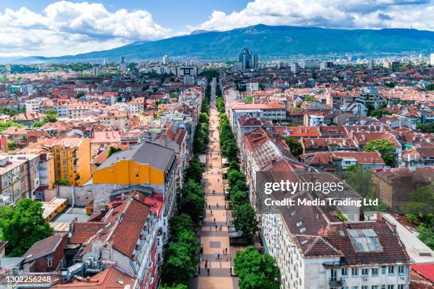 bred antenn drönare skott av sofia stad, bulgarien vitosha gata - (bulgariska : софия, бул. витоша , ндк национален дворец на културата) - sofia bildbanksfoton och bilder