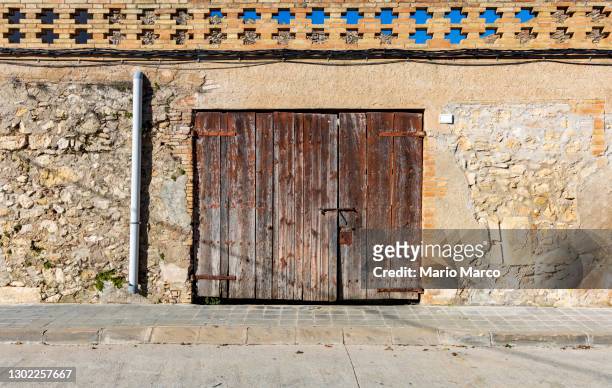 old wooden door - old castle entrance stock pictures, royalty-free photos & images