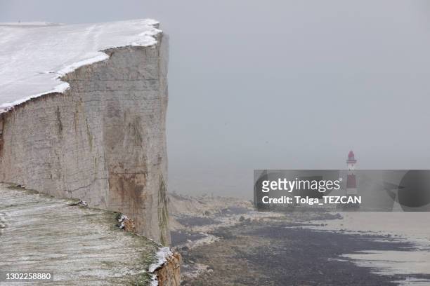 4k： 海灘頭燈塔， 冬季場景， 伊斯特本 - seven sisters cliffs 個照片及圖片檔