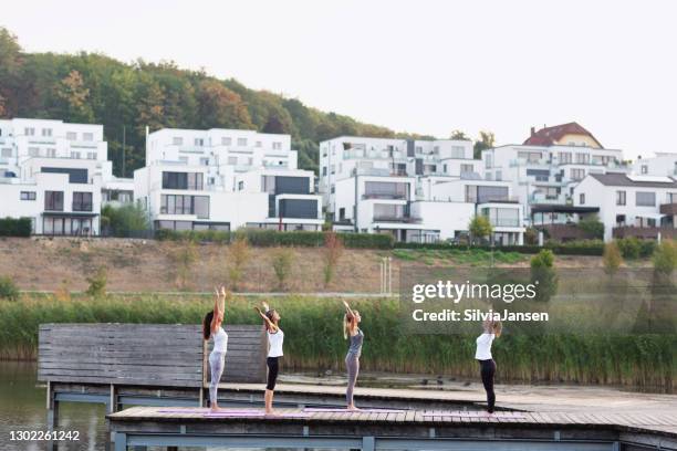 clase de yoga temprano por la mañana en el lago, pero en la ciudad - dortmund ciudad fotografías e imágenes de stock