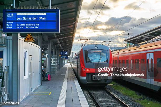 train - arrivals stock-fotos und bilder