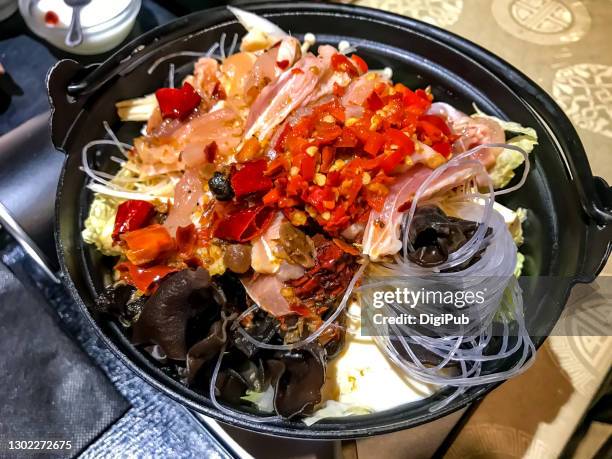 hokkien mee braised noodle hotpot w/ chicken meat served at lunchtime in shibadaimon - hokkien mee stock pictures, royalty-free photos & images