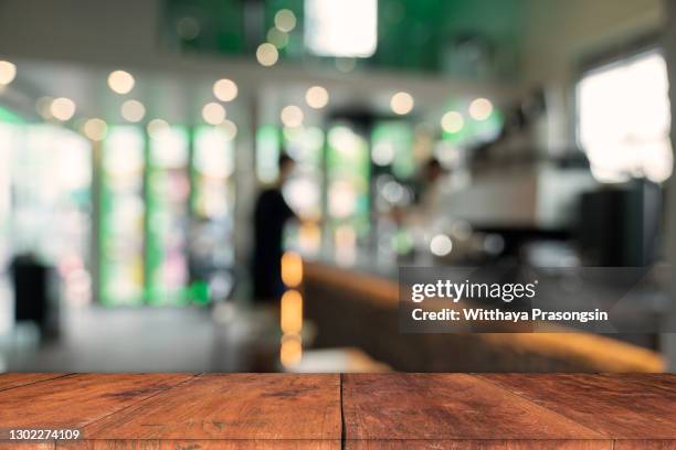 wood bar table with blur lighting in night street cafe - cafe table stockfoto's en -beelden