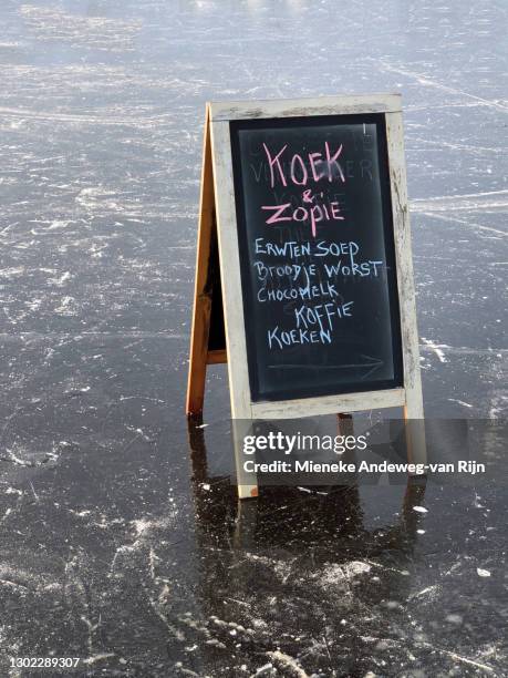 koek & zopie, sign advertising refreshments for ice skaters on the ice. - ijsbaan stockfoto's en -beelden