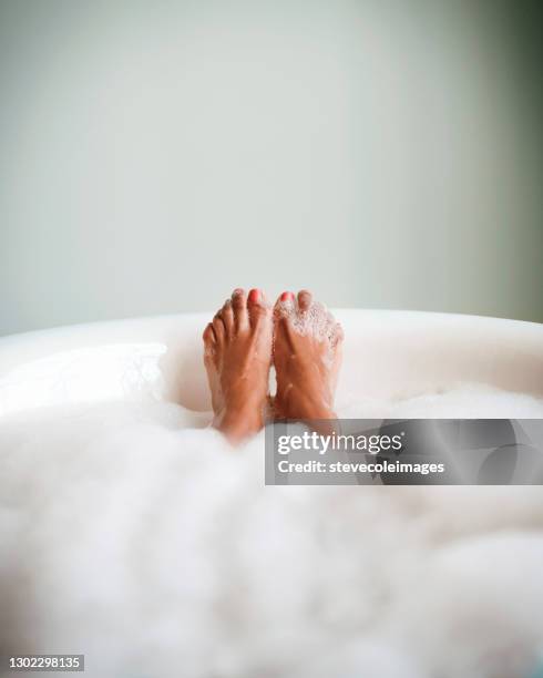 バブルバスでリラックスした女性の足。 - 据え置き型��バスタブ ストックフォトと画像
