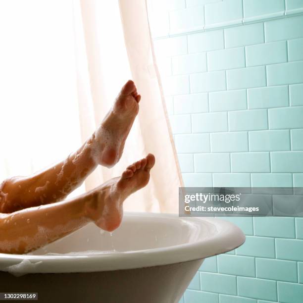 beine der frau in sprudelbad entspannend. - woman bath bubbles stock-fotos und bilder