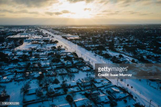 historic dallas winter storm blankets suburbs in snow - texas stock pictures, royalty-free photos & images