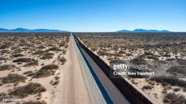 drohnenansicht der internationalen grenze zwischen mexiko und den vereinigten staaten - mexico border wall stock-fotos und bilder