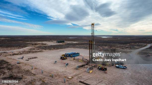 drone view of an oil or gas drill fracking rig pad with beautiful cloud filled sky - plataforma petrolífera imagens e fotografias de stock