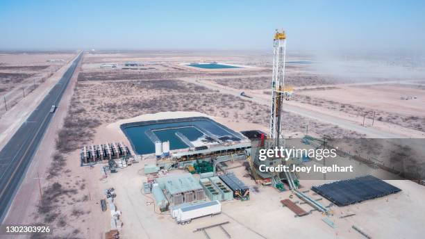 drohnenansicht eines öl- oder gasbohrers fracking rig pad - oklahoma v texas stock-fotos und bilder