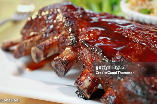 rack of barbeque pork ribs - schwein grill stock-fotos und bilder