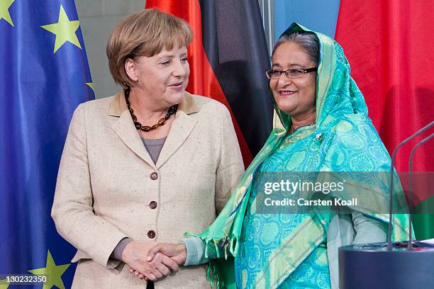 Sheikh Hasina Wajed , Bangladesh's prime minister, shakes hands with German Chancellor Angela Merkel after a press conference at the Chancellory on...