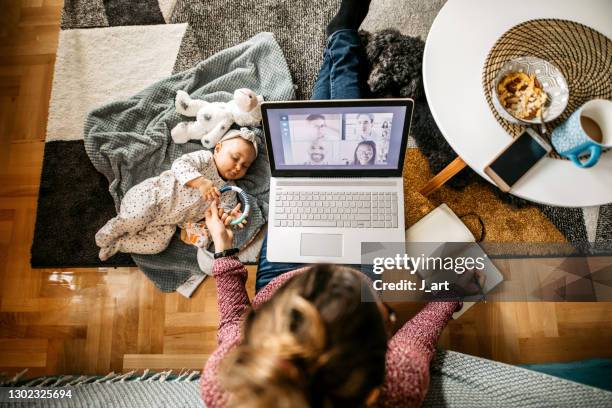 young independent mother with a baby. - kantoor thuis stockfoto's en -beelden