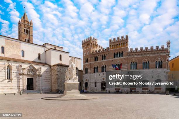 canapone statue and old palace, grosseto, tuscany, italy - grosseto stock-fotos und bilder