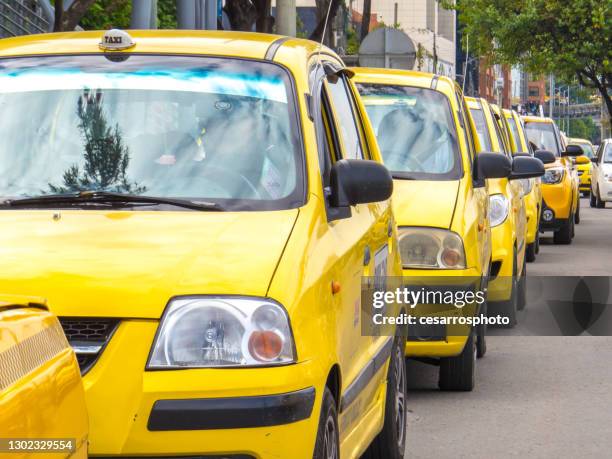 taxis en fila en alguna calle de bogotá - colombia - yellow taxi fotografías e imágenes de stock