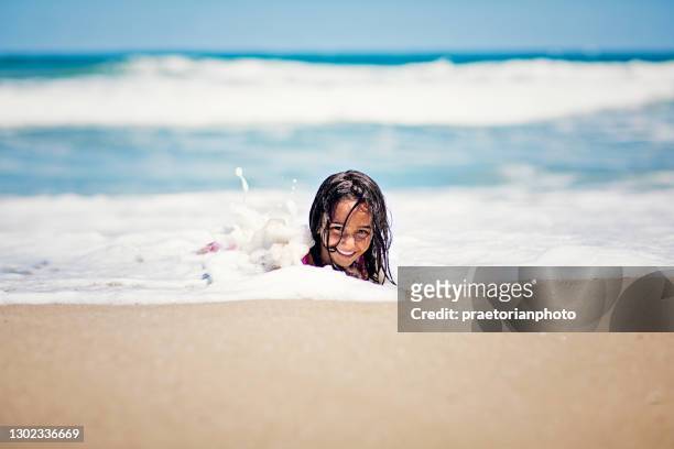 porträt des kleinen mädchens, das am strand spielt - bulgaria stock-fotos und bilder