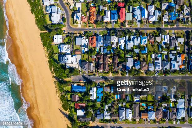 piani del tetto con prospettiva aerea del sobborgo costiero - costa caratteristica costiera foto e immagini stock