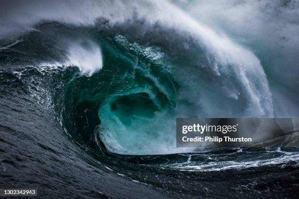 pericolosa potente ondata di tempesta, scena oscura e spaventosa - furious foto e immagini stock